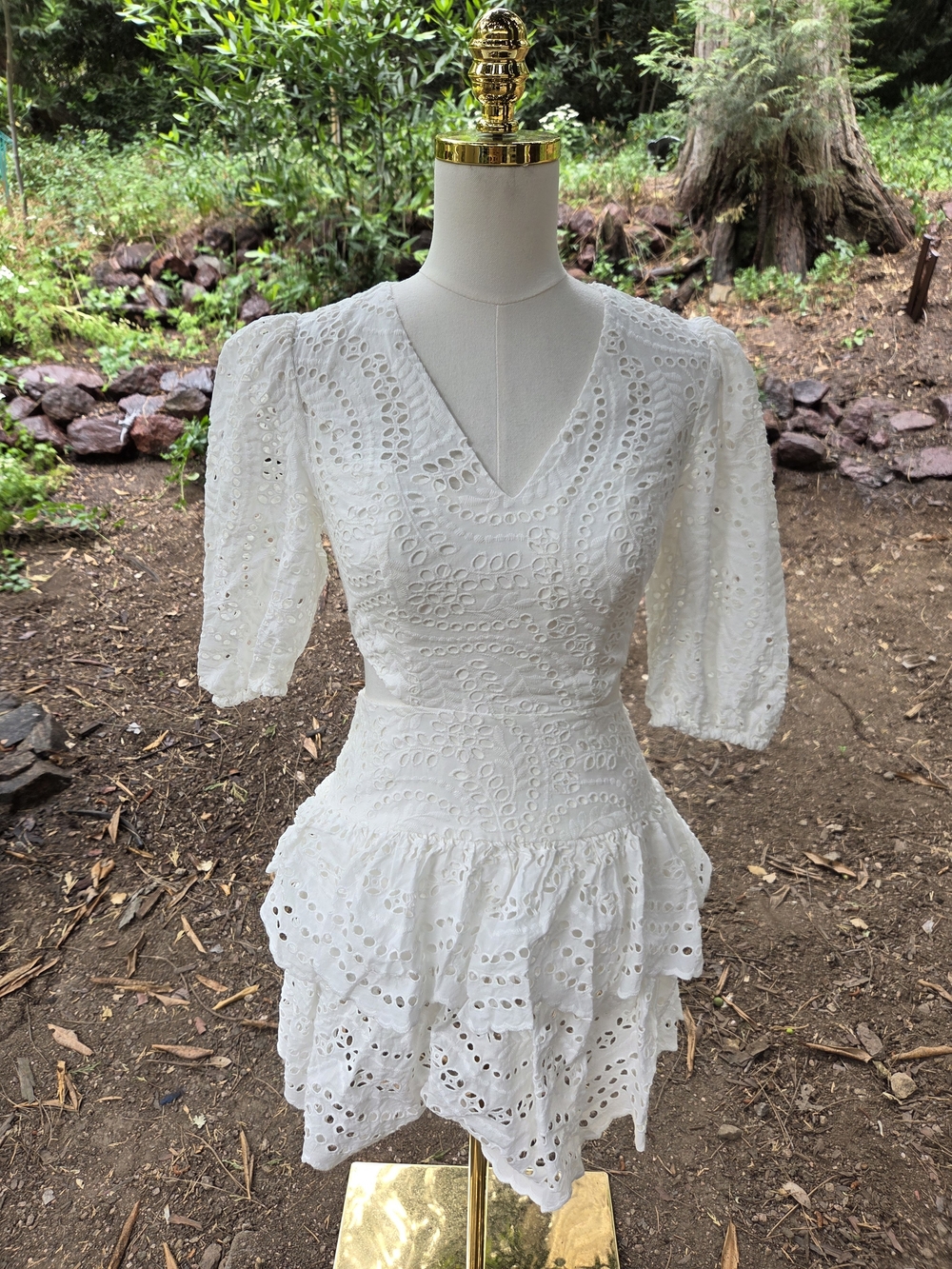 BCBG Maxazria White Eyelet V-Neck‎ Tiered Mini Dress Size 2